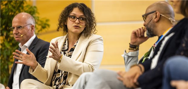 Interprofessionelle Zusammenarbeit müsse unter ärztlichem „Lead“ laufen, so Mira Faßbach, hier mit Erik Bodendieck, Kammerpräsident in Sachsen, und Dr. Pedram Emami, Kammerpräsident in Hamburg (von links).