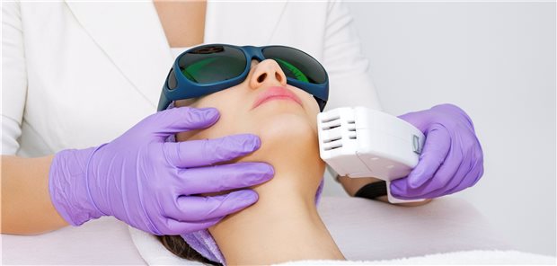 Intersexuelle Patienten müssen sich ihre Barthaare von einem Mediziner entfernen lassen, wenn sie die Kosten von ihrer Krankenkasse erstattet haben möchten.