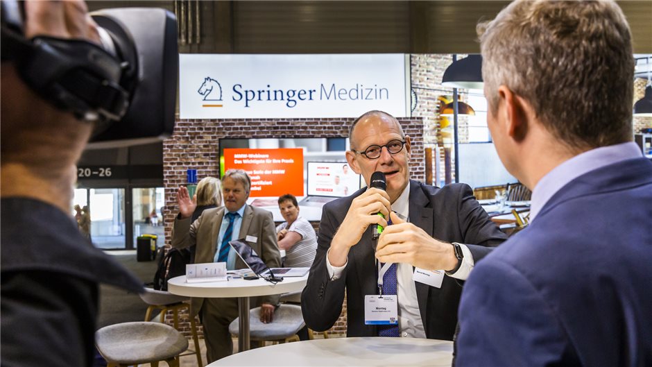 Interview am Stand von Springer Medizin:  Bernd Montag (Siemens Healthineers) im...
