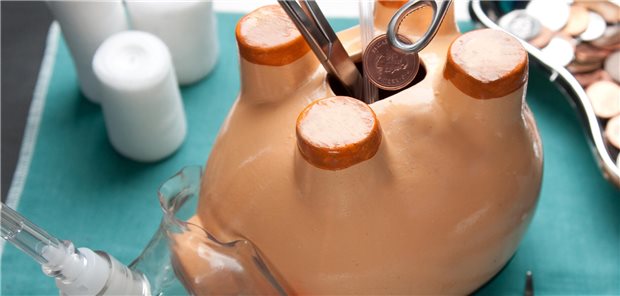 Invasiver Eingriff: Das Bundesamt für Soziale Sicherung hat die Pflegekassen angewiesen, ihre Rücklagen abzubauen.