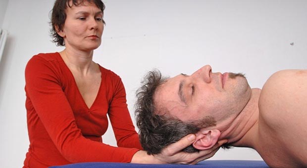 Individuelle Therapie ohne Vorteile Inwieweit Physiotherapie der Chronifizierung von Beschwerden nach Schleudertrauma vorbeugt, ist fraglich.