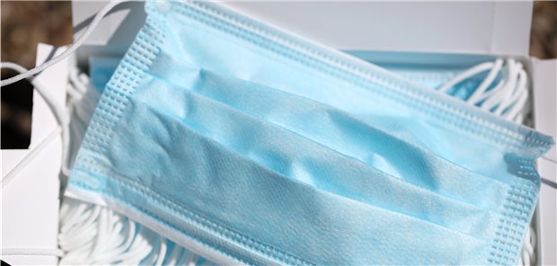 Schutzmasken waren zeitweise knapp in den Praxen und mussten vergleichsweise teuer gekauft werden.