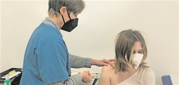 Ira Butterska musste aus Kiew fliehen und lässt sich in der Neuköllner Praxis von Dr. Sybille Katzenstein gegen COVID-19 impfen.