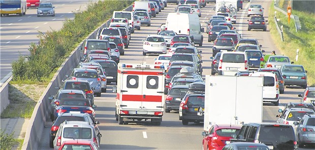 Wenn Autofahrer radikal egoistisch sind Irgendein Autofahrer schläft immer, wenn eine Rettungsgasse gebildet werden muss: Der Krankenwagen muss dann bremsen.