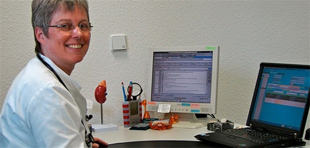 Irmgard Landgraf hat über ihren Rechner Zugriff auf die Software des von ihr betreuten Pflegeheims.