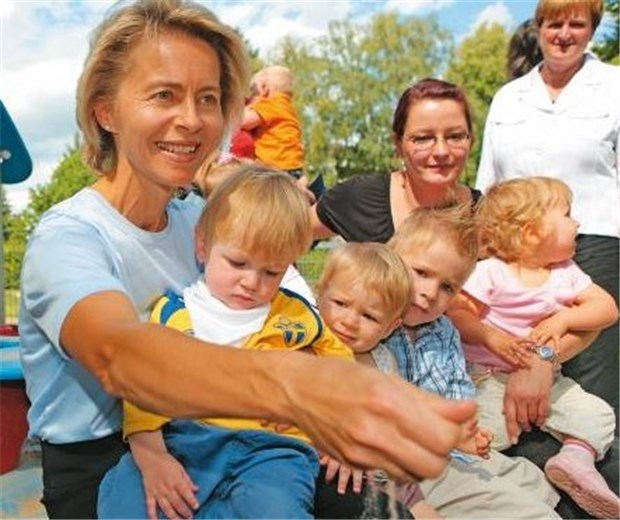 Kassenchef wirft der Familienministerin Ahnungslosigkeit über den Fonds vor Irritiert mit fachfremden Empfehlungen zur Gesundheitspolitik der großen Koalition: Bundesfamilienministerin Ursula von der Leyen (CDU).