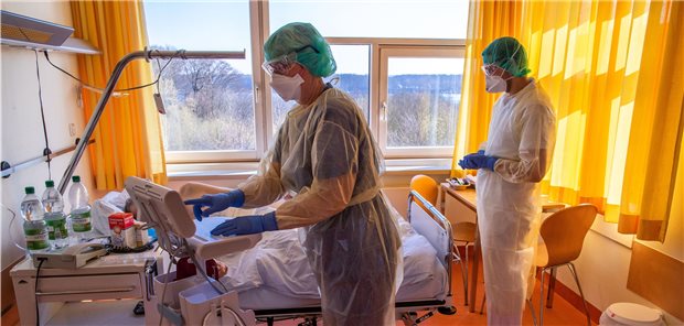 Isolierstation für Coronavirus-Behandlungen: Bei einem Patienten wird der Blutdruck gemessen.