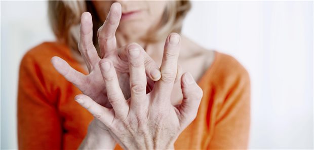 Frau hält ein einzelnes Fingergelenk fest.