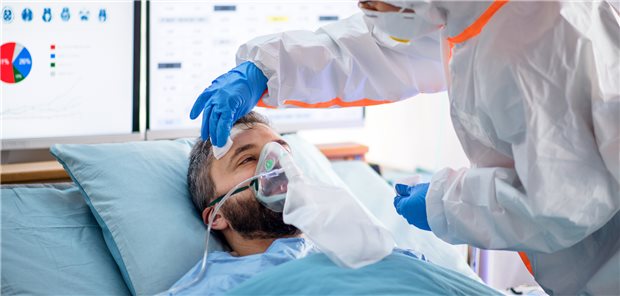 Isolierter Infektionspatient im Krankenhaus: Sepsis ist eine der Hauptursachen für einen schweren Verlauf von COVD-19.