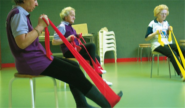 Training reduziert Fraktur- und Sturzrisiko Isometrisches Krafttraining der Beine - hier mit einem Theraband - stärkt den Musculus quadriceps.