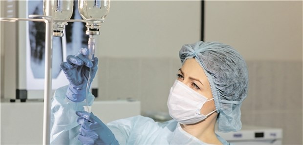 Verwechslungen – tödliche Fehlerquelle in Praxis und Klinik Ist auch die richtige Infusion angeschlossen? Wenn nicht, kann das fatale Folgen für den Patienten haben.