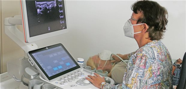 Ist da etwas Verdächtiges? Dr. Kerstin Jungheim bei der Sono-Aktion in Wiesbaden im Rahmen der Schilddrüsenwoche.