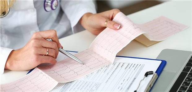 Ist das EKG in Ordnung? Tumorpatienten mit Vorhofflimmern sind in puncto Antikoagulanzien offenbar unterversorgt. Darauf deuten Ergebnisse einer US-Studie.
