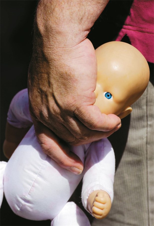 Kinderschutz - Konflikt mit Schweigepflicht? Ist das Kindeswohl in Gefahr? Ein Arzt, der einen solchen Verdacht hegt, verstößt gegen die Schweigepflicht, wenn er das Jugendamt informiert. © Imago