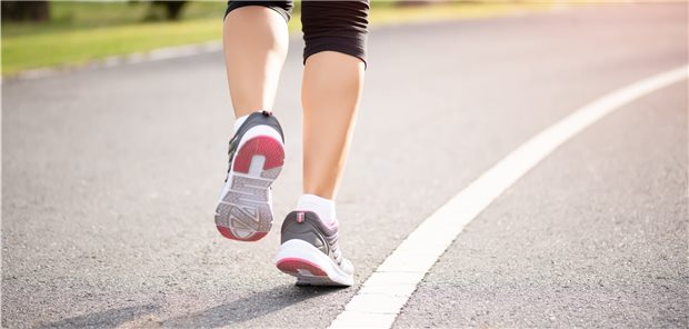 Ist das der Moment, in dem sie ins Stolpern gerät? Eine Sportlerdystonie könnte das verursachen.