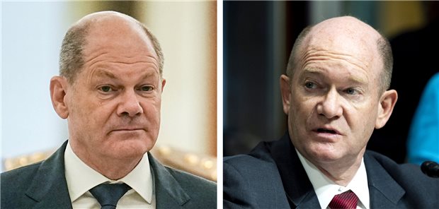 Ist der Herr links der richtige Olaf Scholz? Oder eher der Herr rechts? Nein, rechts zu sehen ist US-Senator Chris Coons.