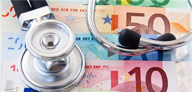 Stethoskop auf Geldscheinen