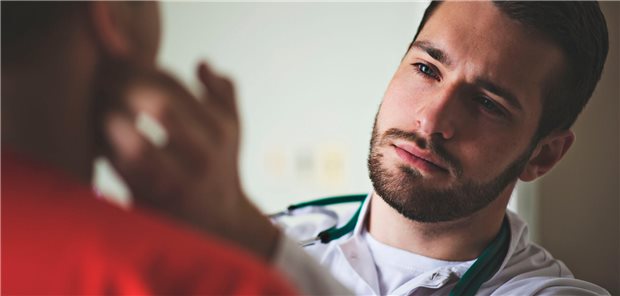 Arzt tastet Patient ab. (Symbolbild mit Fotomodell)