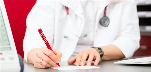 Ist die Verordnung zulässig? Darauf sollten Ärzte immer achten, wollen sie keinen juristischen Ärger haben.