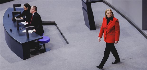 Schwarz-Rot berät nun in kleinen Runden über Koalitionsvertrag Ist die einzige Fachpolitikerin im ganz kleinen Kreis von Schwarz-Rot, der nun über Gesundheit und Pflege berät: Die frühere Bundestagspräsidentin Bärbel Bas (SPD).