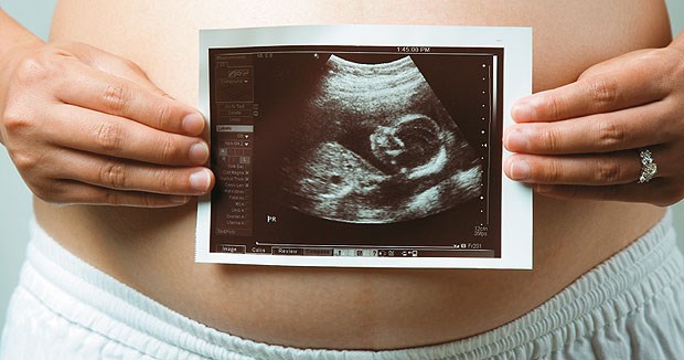Schaden Antipsychotika dem Fötus? Ist die werdende Mutter psychisch krank, wirkt sich das ungünstig auf die prä- und perinatale Entwicklung des Kindes aus.