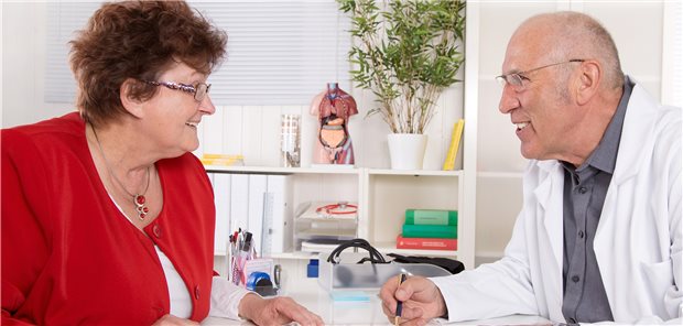 Ist ein DMP geeignet? Gespräch in der Praxis. Nicht bei allen DMP ging 2020 in Nordrhein die Zahlder Patienten zurück. (Motiv mit Fotomodellen)