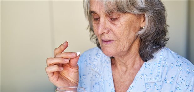 Eine Frau nimmt eine Tablette ein