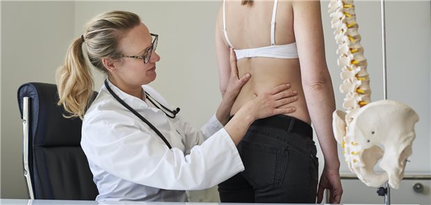 Für Wirbelsäulen-Eingriffe gibt es nur wenige Zweitmeinungs-Ärzte Ist eine Operation an der Wirbelsäule nötig? Patienten, die sich eine zweite Meinung einholen wollen, haben nicht viel Auswahl an registrierten Ärzten und Ärztinnen.