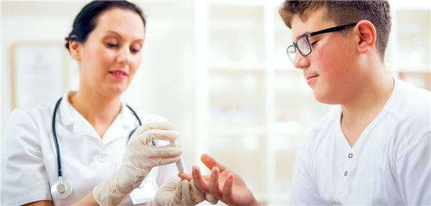 Ist eine vorausgegangene SARS-CoV-2-Infektion ein Risikofaktor für die Entwicklung eines Typ-2-Diabetes? (Symbolbild mit Fotomodellen)
