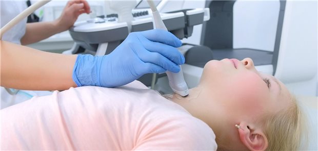 Ist es ein Morbus Basedow? Er ist die häufigste Ursache einer Hyperthyreose bei Kindern und Jugendlichen; die Inzidenz beträgt 1 zu 100.000. (Symbolbild mit Fotomodell)