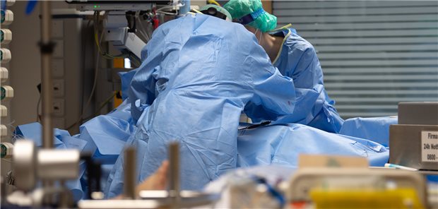 ÄKNo fordert komplette Abschaffung des DRG-Systems Ist intensive Pflege überhaupt noch möglich? Das erlösorientierte DRG-System müsse schnellstens durch ein kombiniertes Vergütungssystem aus krankenhausindividuellen Personalausgaben und Vorhaltekosten sowie der Abrechnung landeseinheitlicher pauschalierte Sach- und Betriebskosten abgelöst werden, fordert ÄKNo-Präsident Rudolf Henke.