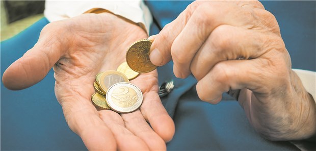 Die SPD will Eigenanteile bei den Pflegekosten deckeln Ist noch genug übrig für einen Pflegeplatz? Das fragen sich viele alte Menschen.