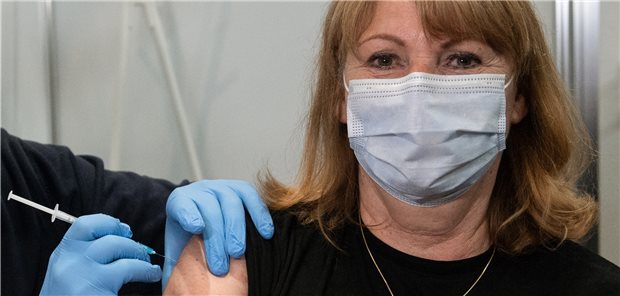 Sachsen will Impfpriorisierung am 24. Mai aufheben Gesundheitsministerin Petra Köpping (SPD) wird im Impfzentrum in Leipzig mit dem Impfstoff von Astrazeneca gegen das Coronavirus geimpft