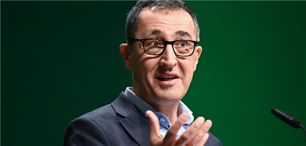 Ist seit dem Bruch der Ampel auch Bildungs- und Forschungsminister: Cem Özdemir (Archivbild). Kurz vor Ende der Legislaturperiode hat das BMBF nun eine Förderrichtlinie zur interdisziplinären Erforschung von Ansätzen zur Krankheitsbekämpfung herausgegeben.