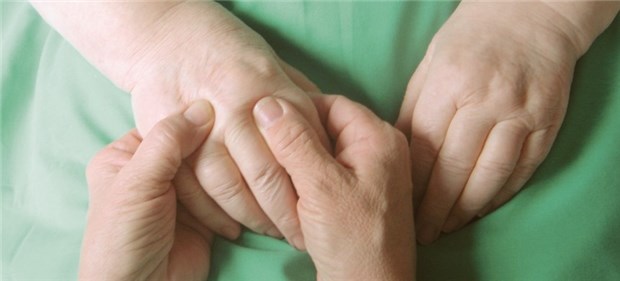 Gemeinsam gegen Rheuma - so klappt's Ist und bleibt das A und O auch bei Rheumatoider Arthritis: die klinische Untersuchung.
