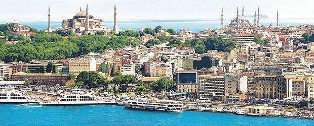 Merhaba! Istanbul zieht wieder Anleger an Istanbul zieht Jahr für Jahr Millionen Touristen an. Nun hat sich auch die Börse wieder erholt und Investoren kommen zurück an den Bosporus.