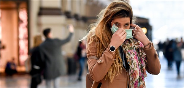 EU-Kommission stockt Coronavirus-Hilfspaket auf Italien in Alarmbereitschaft: Eine Frau in Mailand legt sich einen Mundschutz an.