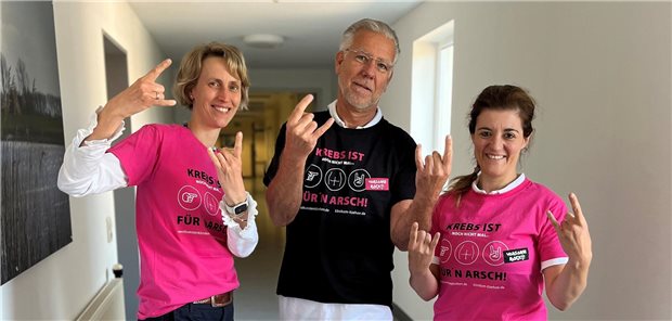 Darmkrebsvorsorge auf dem Wacken Open Air Itzehoes Klinikdirektorin Hannah Maria Werner gemeinsam mit Dr. Ernst-Friedrich Koller, Chefarzt Klinik für Gastroenterologie und Diabetologie sowie Dr. Myrto Theodorakopoulou, Leitende Oberärztin Adipositaszentrum, Klinik für Allgemein-, Gefäß- und Viszeralchirurgie (von links). Die T-Shirts können bei einem Geschicklichkeitsspiel beim Wacken Open Air gewonnen werden.