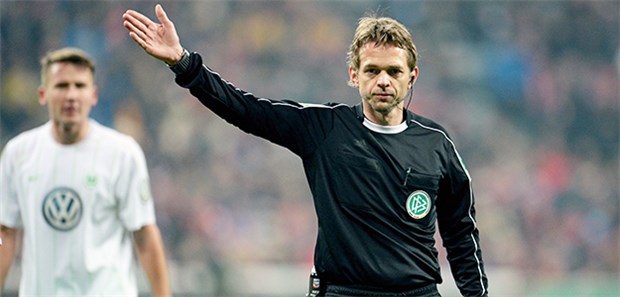 Ein Arzt macht den Videobeweis fit Jahrelang arbeitete Dr. Jochen Drees wochentags als Hausarzt in seiner Praxis, am Wochenende dann als Bundesliga-Schiedsrichter.