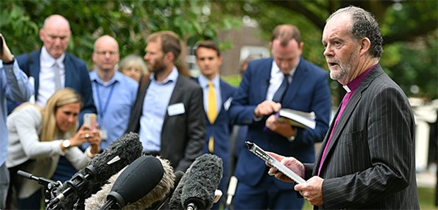 Klinikskandal schockiert die Briten James Jones, früherer Bischof von Liverpool, hat die Untersuchungskommission geleitet, die zahlreiche Todesfälle im Gosport War Memorial Hospital in der südenglischen Grafschaft Hampshire untersucht hat.