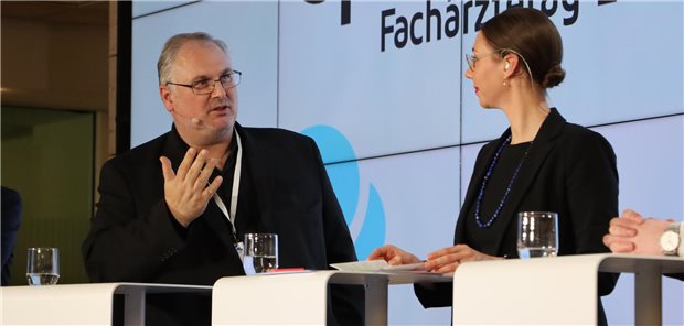 Jan Henniger (l.) brach beim Fachärztetag in Berlin eine Lanze für eine sektorverbindende Weiterbildung, damit der ärztliche Nachwuchs die Chance hat, alle nötigen Kompetenzen zu erwerben. Rechts im Bild Moderatorin Sophia Wagner.