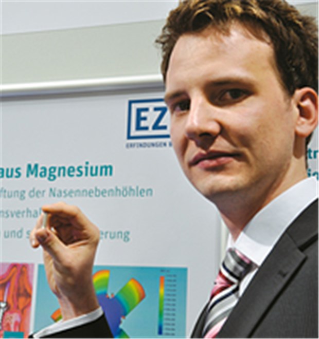 Kluge Ideen für die Praxis: Dafür gibt's Erfinderpreise Jan-Marten Seitz zeigt den neuen Magnesium-Mukosa-Stent.