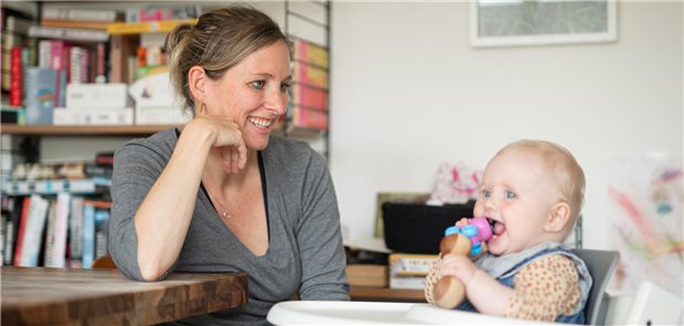 Jana Husemann zu Hause mit ihrer neun Monate alten Tochter. Die Elternzeit hat sie mit ihrem Partner aufgeteilt. 
