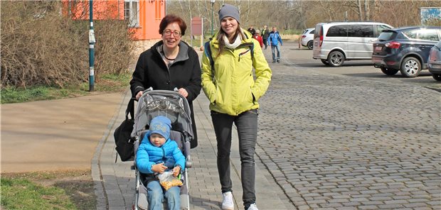 Janna Romanowski (l.) hat Natalia und Egor ins Herz geschlossen und nennt sie längst Familie.
