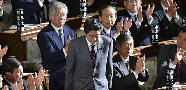 Folgt die Börsenrallye auf Abes Wahl? Japans neuer Premierminister Shinzo Abe in der Mitte.