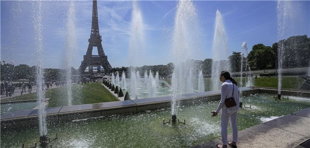Hitzewellen: Wie in Frankreich ältere Menschen geschützt werden Jardins du Trocadero in der Nähe des Eiffelturms: Abkühlung ist dringend geboten. In Frankreich mussten sich Menschen in einzelnen Regionen auf Temperaturen von bis zu 42 Grad einstellen.