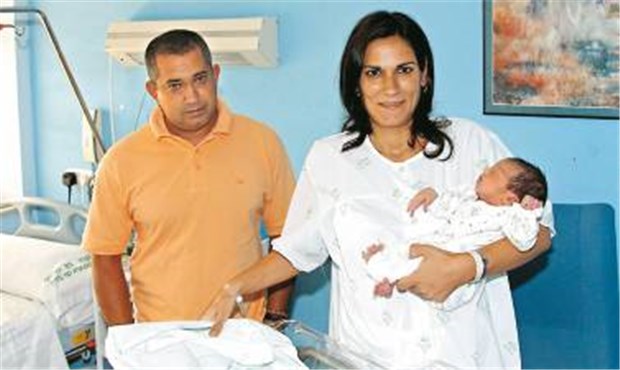 Javier Mariscal und Soledad Puertas mit dem neugeborenen Javier im Virgen del Rocio Hospital in Sevilla.