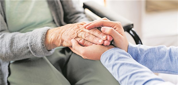 Pflege-Löhne entscheiden über den Erfolg Je nach Bundesland kann ein Altenpfleger mindestens um die 500 Euro mehr oder weniger im Monat verdienen.