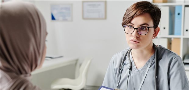 Lucha will Dolmetscher mit Förderprogramm weiter qualifizieren Jede erfolgreiche Therapie setzt voraus, dass Arzt und Patient einander verstehen.