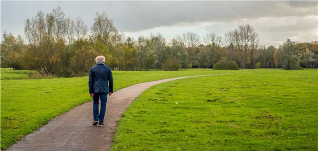 Jeden Tag 30 Minuten gehen: Das fördert nach Studiendaten auch die Nierengesundheit .